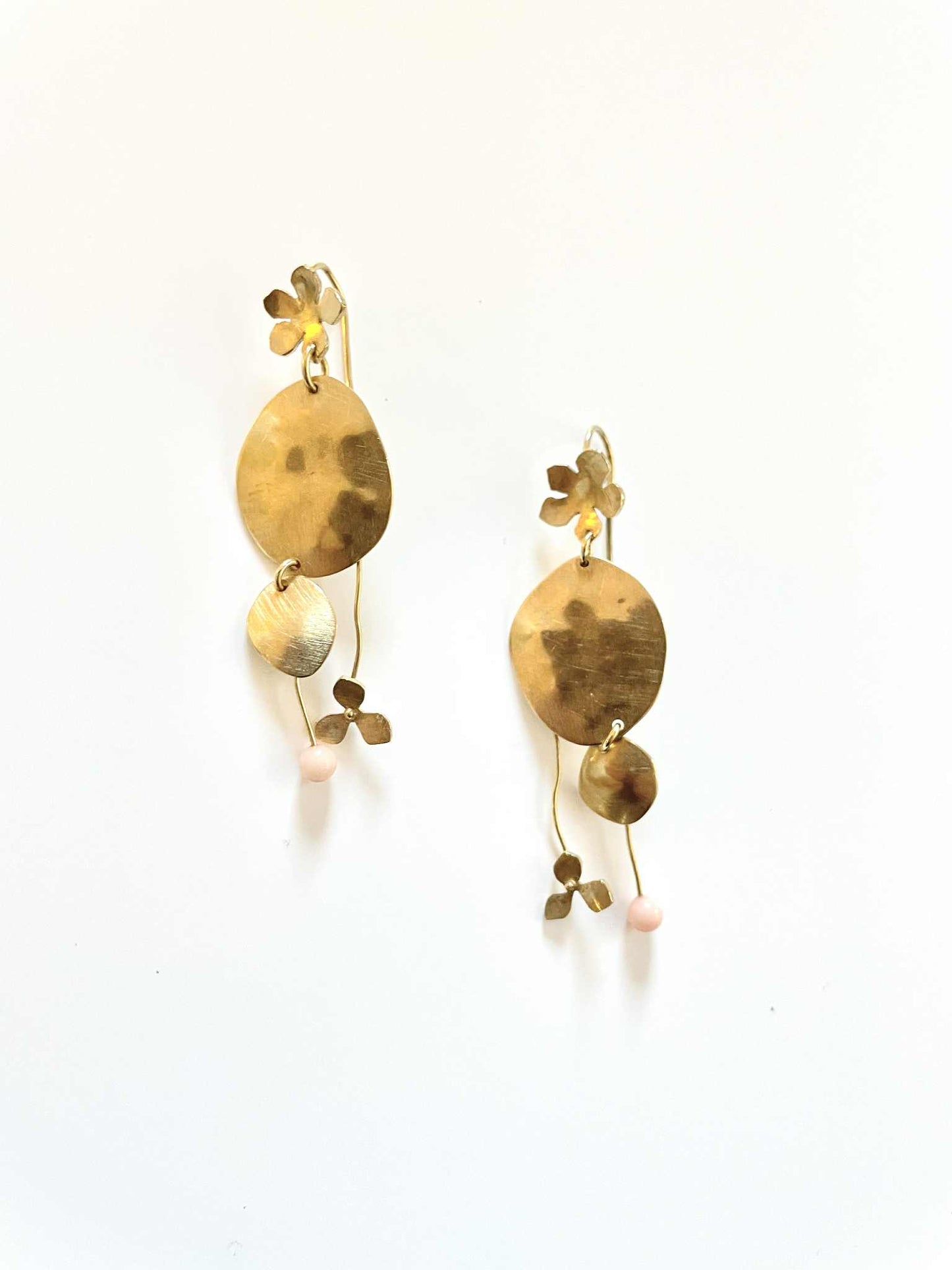 Big flower earring with coral.