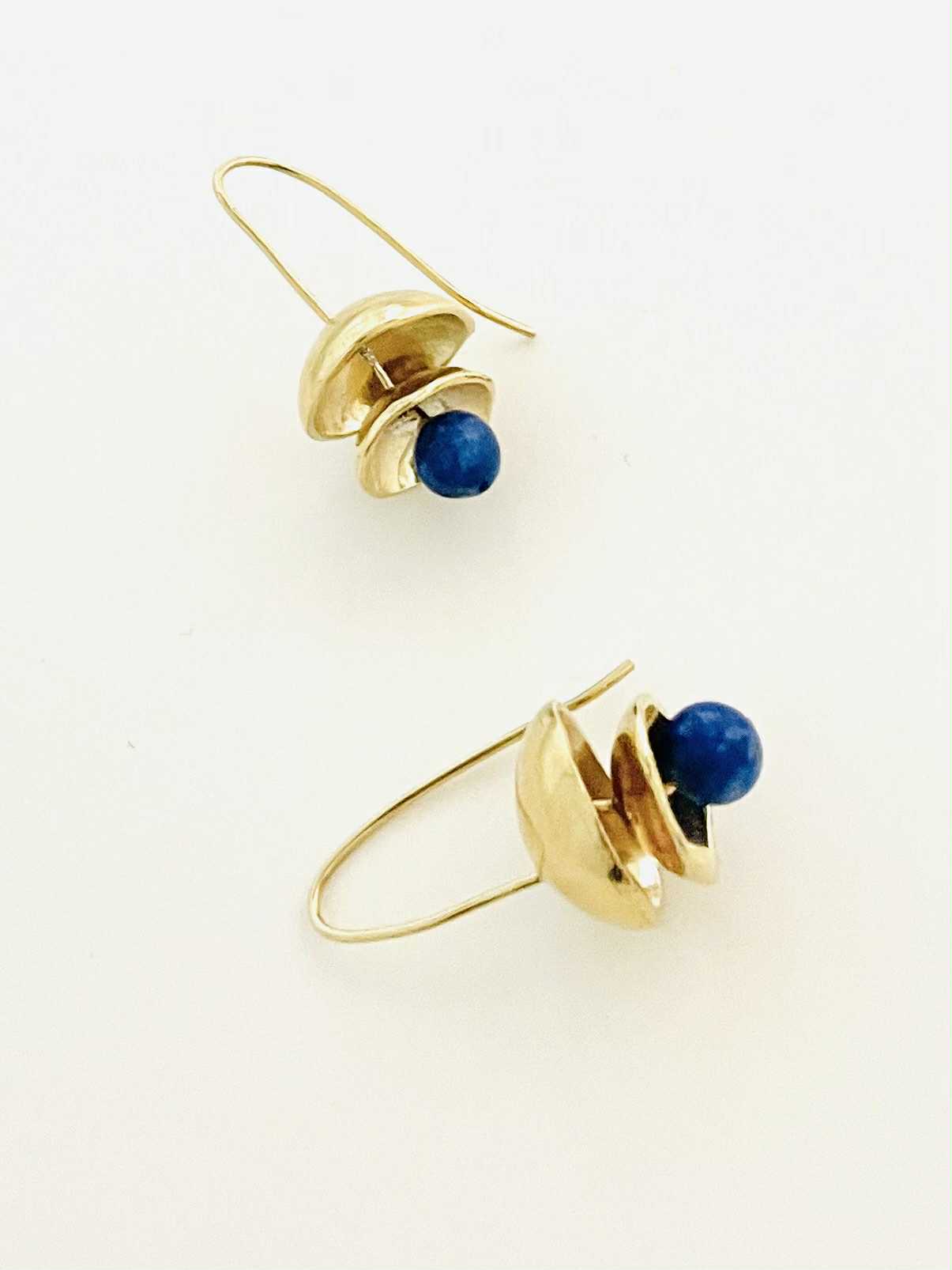 Bell earring with lapiz