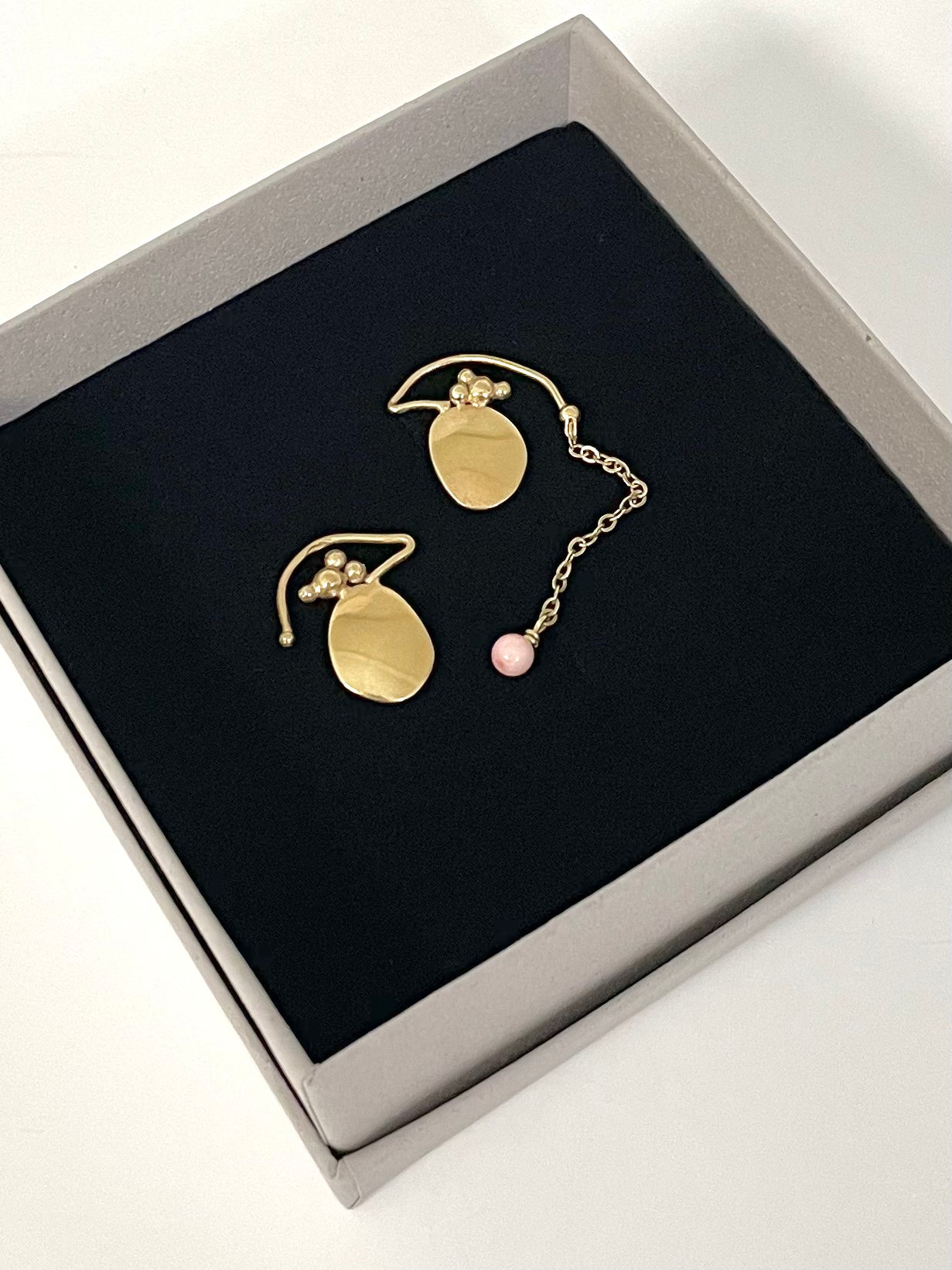 Curly with chain and coral