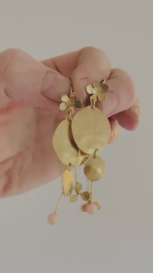 Big flower earring with coral.